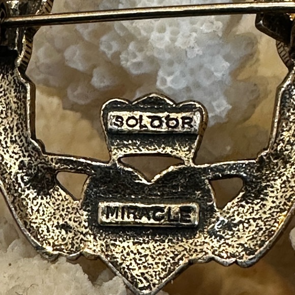 Vintage? Soldor Celtic Gold Tone Claddagh Heart Miracle Pin/Brooch - Picture 4 of 5